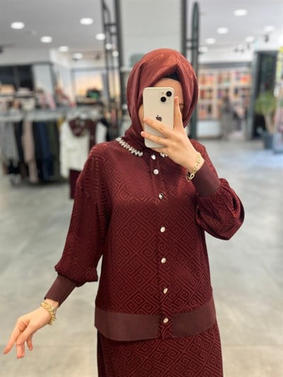 Alesya Yakası Taşlı Jakar Bluz Etek Takım - Bordo