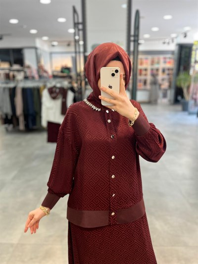 Alesya Yakası Taşlı Jakar Bluz Etek Takım - Bordo