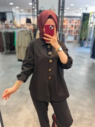 On Triko Broş Düğmeli Gömlek - Siyah