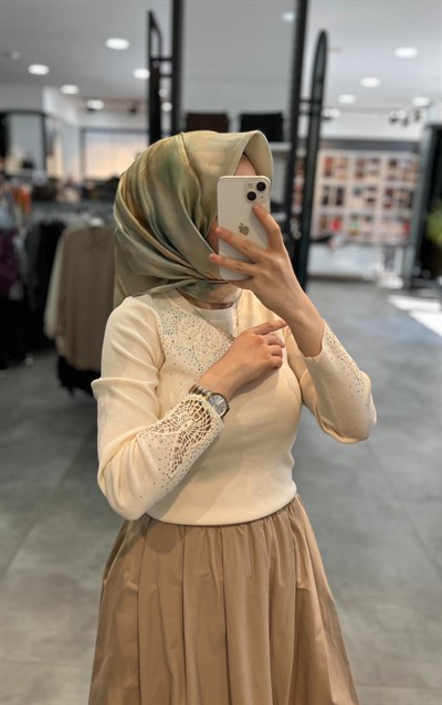 On Triko Kolu Ve Yakası Dantel Detaylı Bluz - Ekru