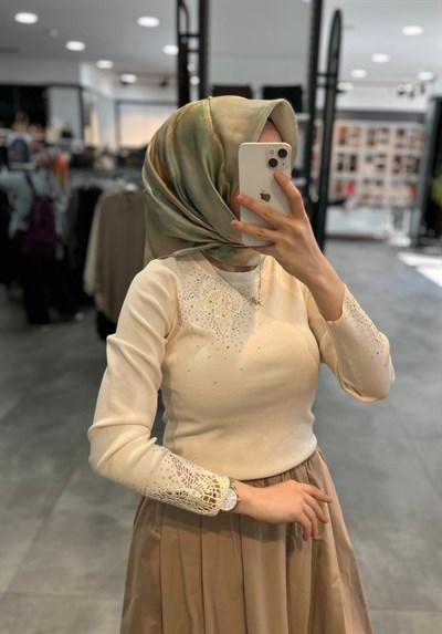 On Triko Kolu Ve Yakası Dantel Detaylı Bluz - Ekru