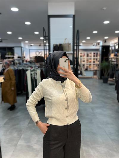 On Triko Önü Düğmeli Yaprak Desenli Kazak - Ekru