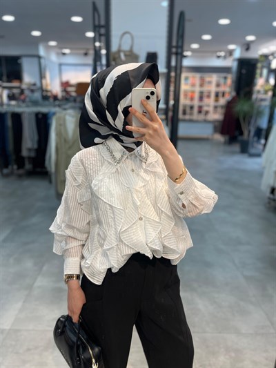 On Triko Önü Fırfırlı Yakası Taşlı Gömlek - Beyaz