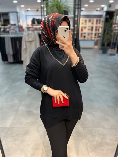On Triko V Yaka Zincir Detaylı Kazak - Siyah