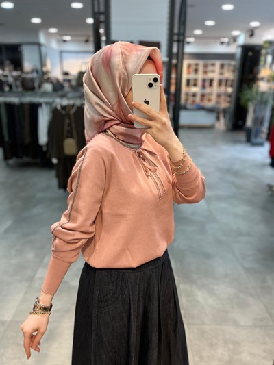 On Triko Yaka Ve Kol Taş Detaylı Bluz - Pembe