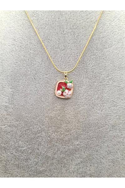 Altın Renk Özel Kabartmalı Mineli Çilekli Model Çelik Kolye