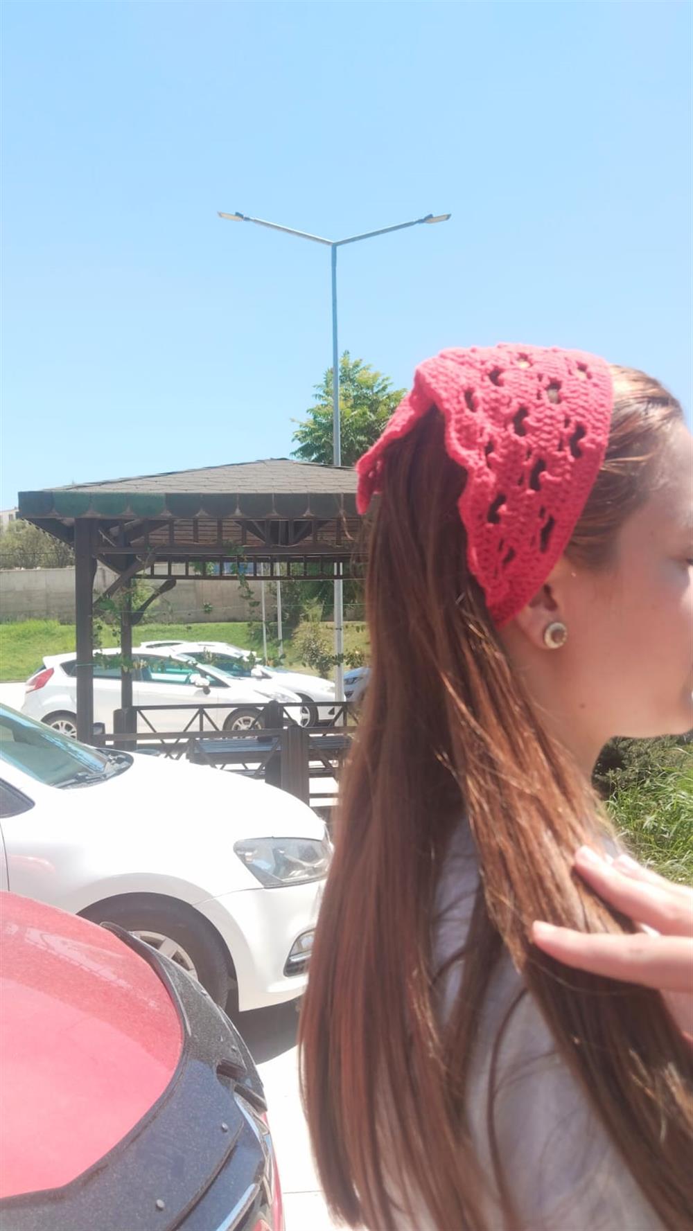 Kalp Motifli Kırmızı Örgü Bandana