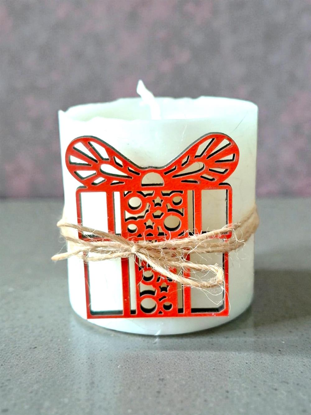 Kırmızı Hediye Paketi Detaylı Yılbaşı Konsepli Beyaz Baton Mum