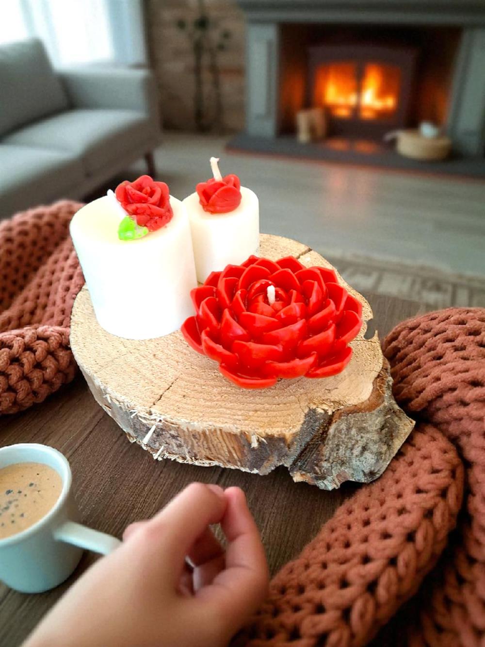 Sukulent Ve Gül Detaylı Silindir, Ahşap Kaide Üzerinde Mumlar