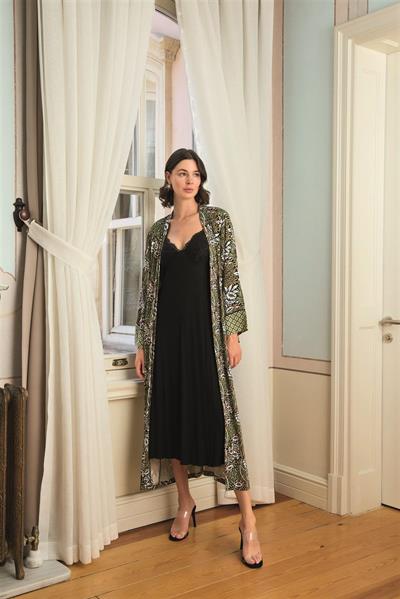 Çiçek Yaprak ve Etnik Desenli Dantelli ve Dekolteli Sabahlık Takımı