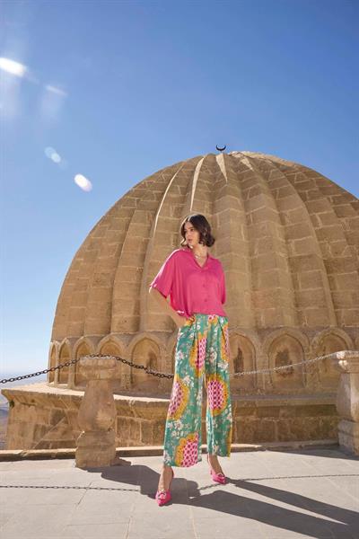 Çiçek Yaprak ve Etnik Desenli Önü Düğmeli Saten Alt Üst Takım