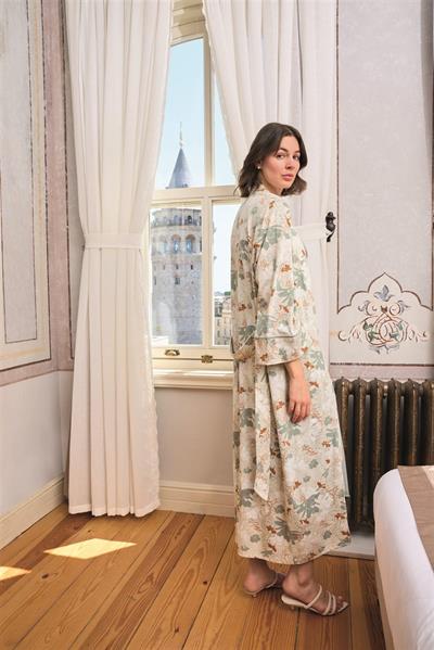 Çiçek ve Yaprak Desenli Dantelli ve Dekolteli Sabahlık Takımı
