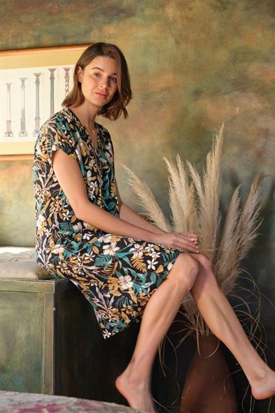 Çiçek ve Yaprak Desenli Önü Düğmeli Gecelik