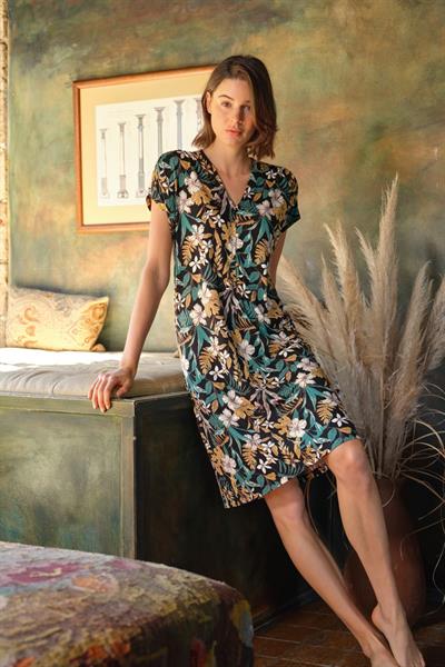 Çiçek ve Yaprak Desenli Önü Düğmeli Gecelik