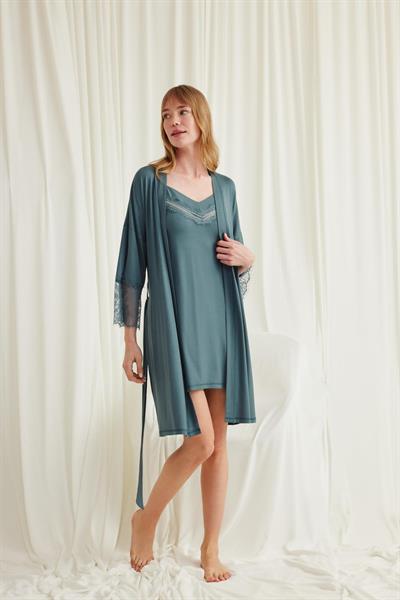 Dekolteli Yakası ve Kolu Dantelli Sabahlık Takımı