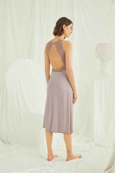 Göğsü ve Sırtı Dekolteli Dantelli Yırtmaçlı Gecelik