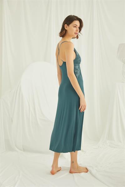 Göğüs ve Sırt Dekolteli Brode Dantelli Yırtmaçlı Gecelik