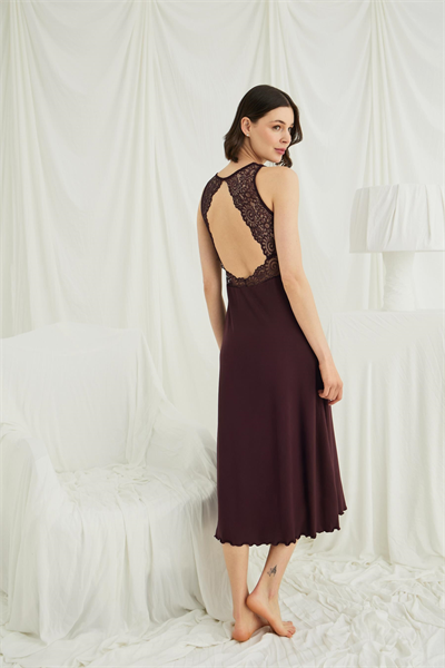 Göğüs ve Sırt Dekolteli Dantelli Yırtmaçlı Askılı Gecelik