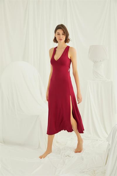 Göğüs ve Sırt Dekolteli Dantelli Yırtmaçlı Askılı Gecelik