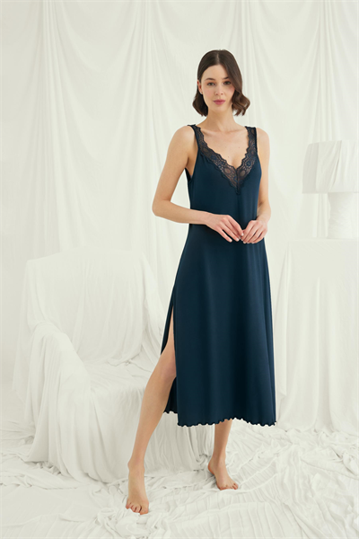 Göğüs ve Sırt Dekolteli Dantelli ve Yırtmaçlı Gecelik