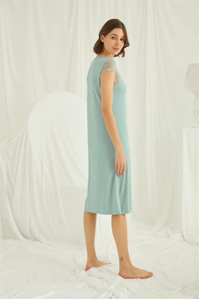 Kolu Omzu ve Yakası Dantelli Önü Düğmeli Gecelik