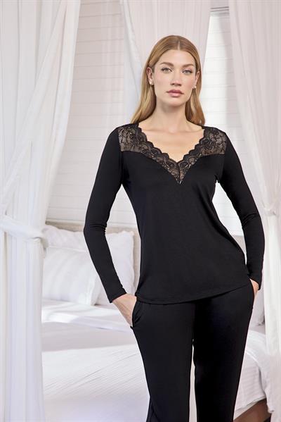 Uzun Kollu Dantelli ve Dekolteli Pijama Takımı