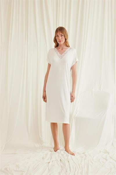 Yakası Dantelli Kısa Kollu Gecelik
