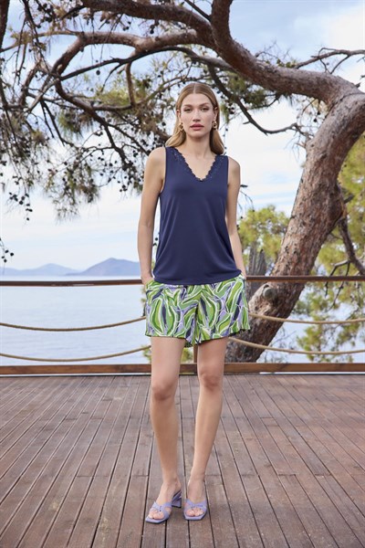 Yaprak Desenli Dantelli Askılı V Yaka Saten Şort Takımı