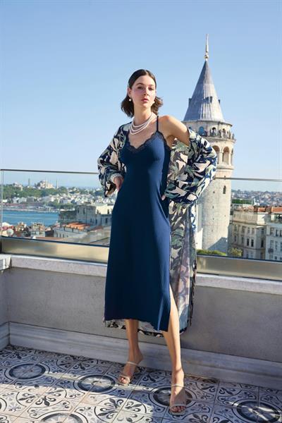 Yaprak Desenli Dantelli ve Dekolteli Sabahlık Takımı