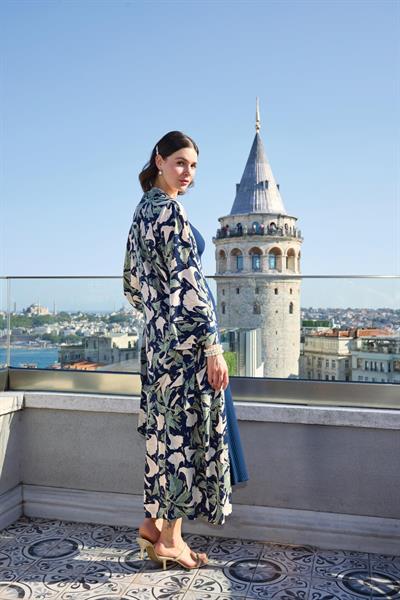 Yaprak Desenli Dantelli ve Dekolteli Sabahlık Takımı