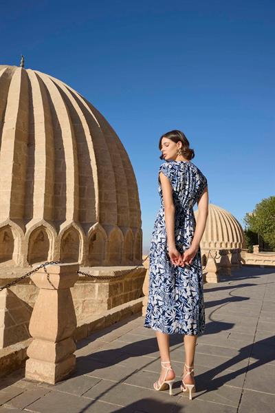 Yaprak Desenli Kısa Kollu Saten Elbise