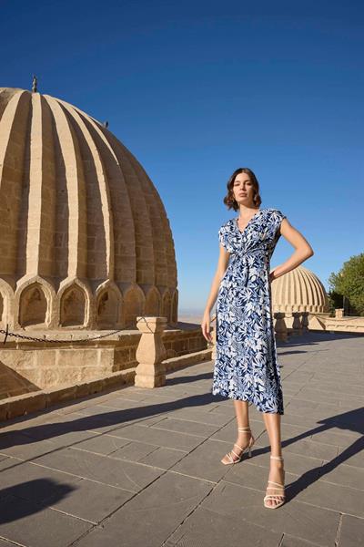 Yaprak Desenli Kısa Kollu Saten Elbise