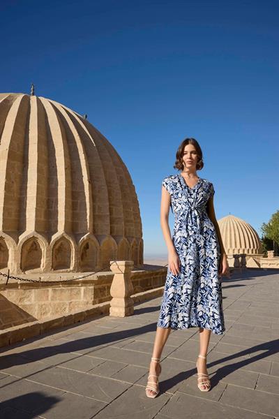 Yaprak Desenli Kısa Kollu Saten Elbise