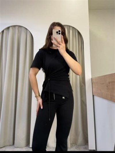 Ely Siyah Büzgü Detaylı Tişört