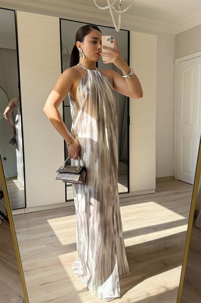 Kolyeli Saten Halter Yaka Elbise