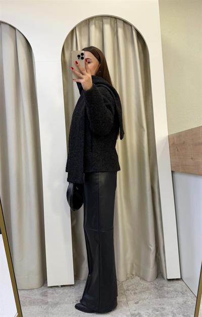 Livia Siyah Atkılı Keçe Kaban