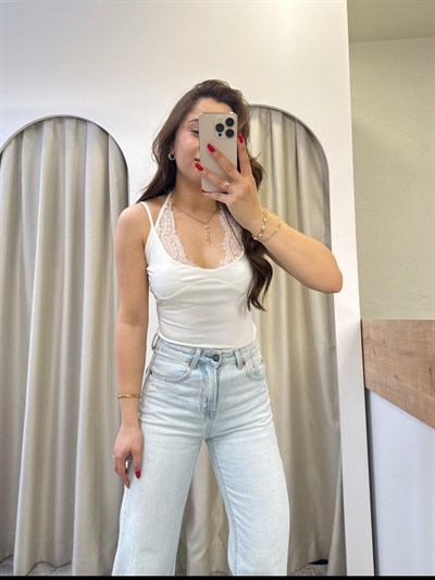 Sally Beyaz Dantel Yaka Bodysuit