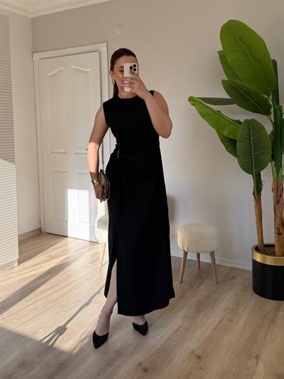 Siyah Broş Detaylı Yırtmaçlı Elbise