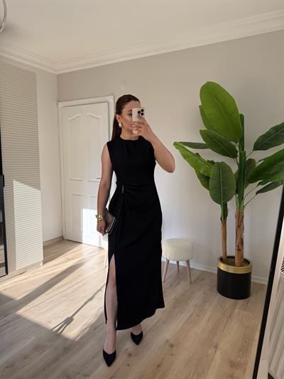 Siyah Broş Detaylı Yırtmaçlı Elbise