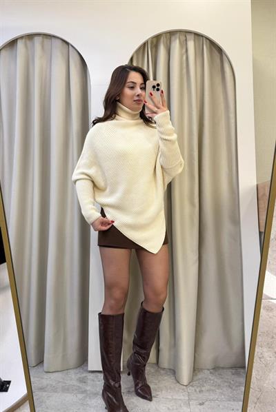 Solen Asimetrik Kesim Boğazlı Kazak Krem