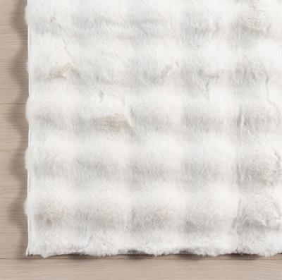 Dekoratif Beyaz Peluş Halı – Kaymaz, Kolay Temizlenen, Yumuşak Dokulu