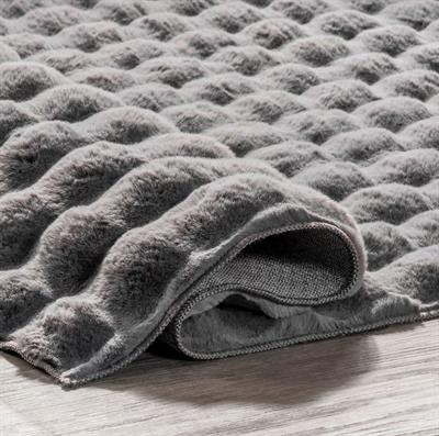 Dekoratif Antrasit Peluş Halı – Kaymaz, Kolay Temizlenen, Yumuşak Dokulu