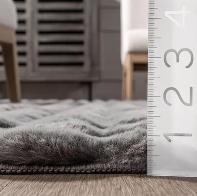 Dekoratif Antrasit Peluş Halı – Kaymaz, Kolay Temizlenen, Yumuşak Dokulu