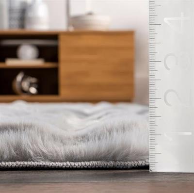 Dekoratif Gri Peluş Halı – Kaymaz, Kolay Temizlenen, Yumuşak Dokulu