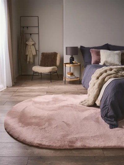 Velora Serisi Pembe Oval Tavşan Peluş Halı – Ultra Yumuşak Kaymaz Taban Modern Peluş Halı