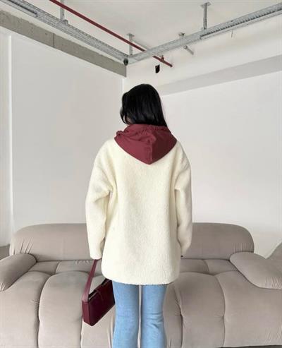   BORDO DETAYLI KREM KAPÜŞONLU PELUŞ HIRKA CEKET