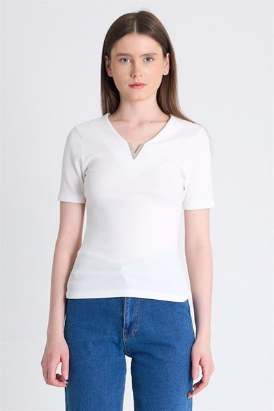 Beyaz V Yaka Aksesuar Detaylı Slim Fit Tişört 9206M