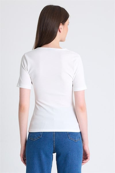 Beyaz V Yaka Aksesuar Detaylı Slim Fit Tişört 9206M
