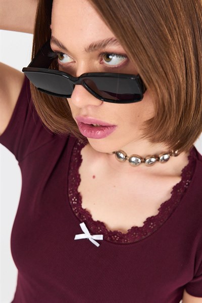 Bordo Dantel Yaka Fiyonk Detaylı Crop Tişört 2207