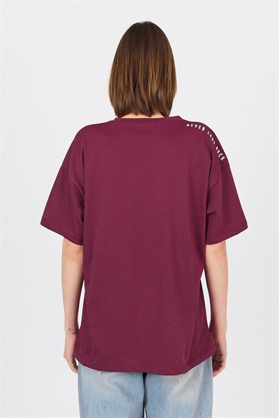 Bordo Omuz Yazı Baskılı %100 Pamuk Oversize Tişört 2150-30M